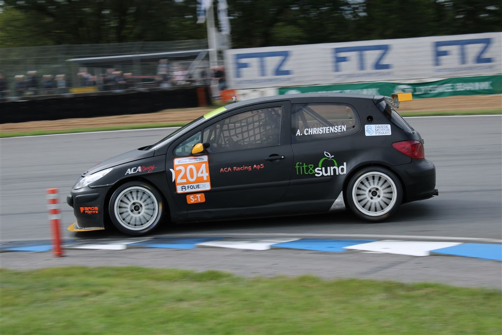 Det er blevet så moderne med delebiler – her var det far og søn som deltes om den samme Peugeot 307. Far Anders fik træningen og heat 3, mens Claus tog sig af kval og heat 1 + 2.
(Foto: JJ Media)